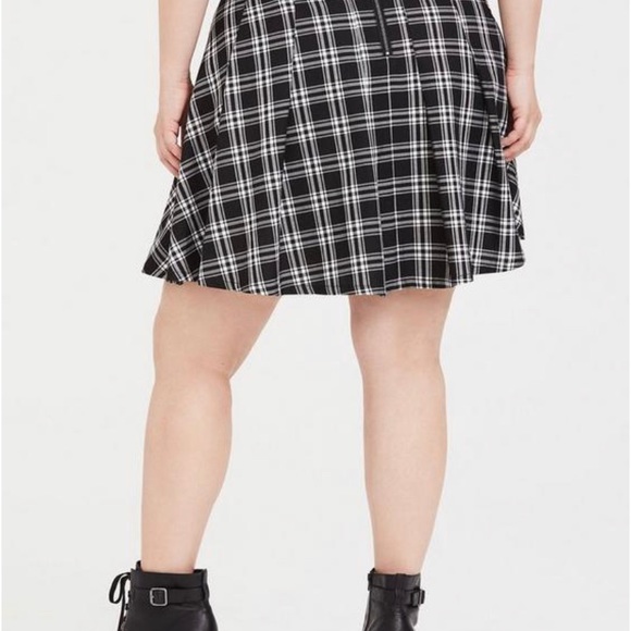 Pleated Skater Skirt black white Torrid 2 - EUC- punk goth cool plaid tartan - Picture 3 of 12